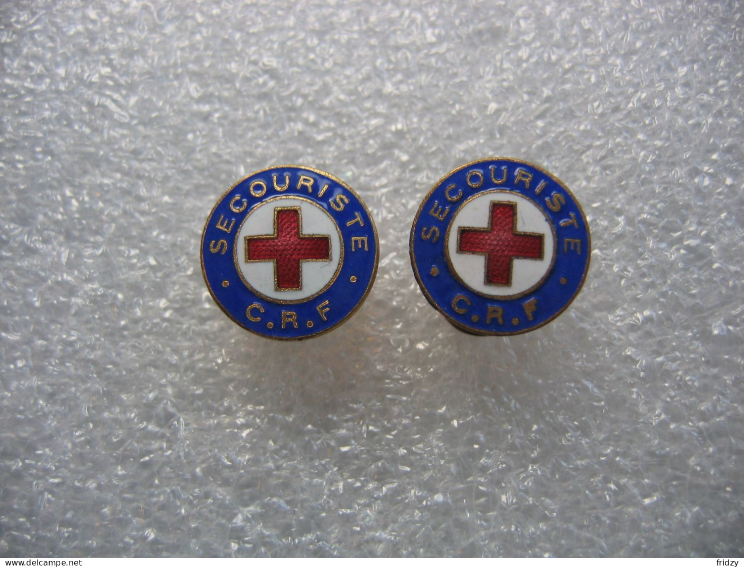 2 Anciennes Insignes De Boutonnière, Secouriste De La CRF (Croix Rouge Francaise) - Medizin