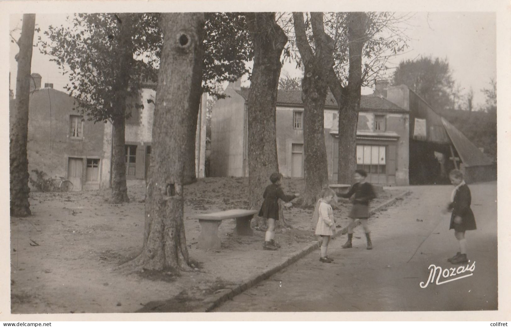 49 - Montfaucon-sur-Moine  -  Place Du Général Leclerc - Montfaucon