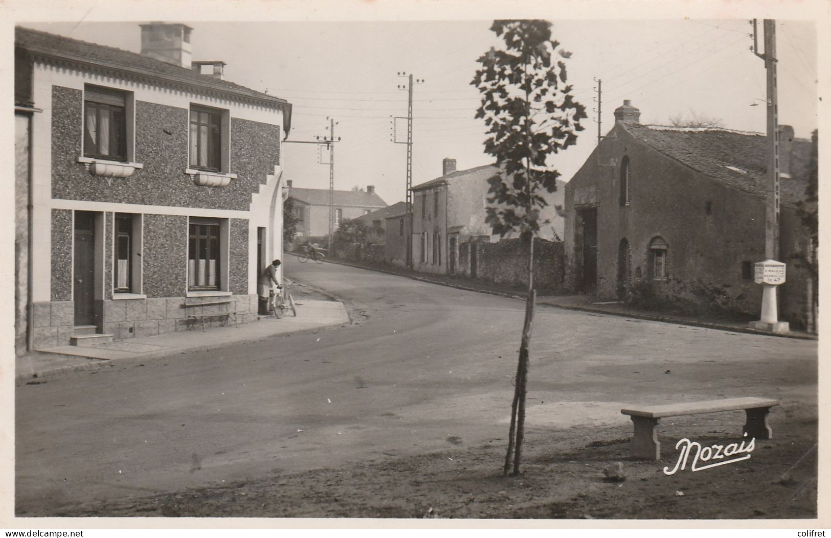 49 - Montfaucon-sur-Moine  -  Place St-Jean - Montfaucon