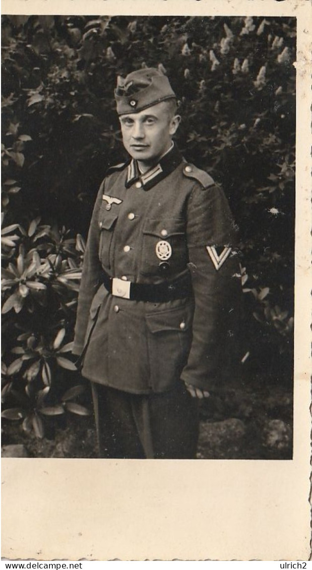 AK Foto Deutscher Soldat - Abzeichen - 2. WK  (67322) - Guerre 1939-45