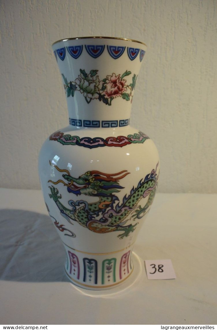 C38 Vase En Porcelaine De Chine " The Dance Of The Celestial Dragon" 1985 - Vases