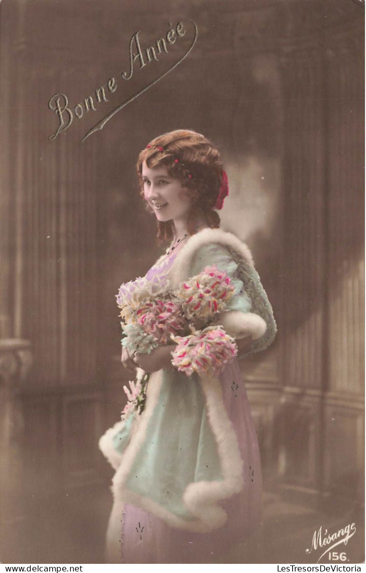 FETES ET VOEUX - Nouvel An - Une Fille Tenant Un Bouquet De Rose  - Colorisé - Carte Postale Ancienne - Neujahr