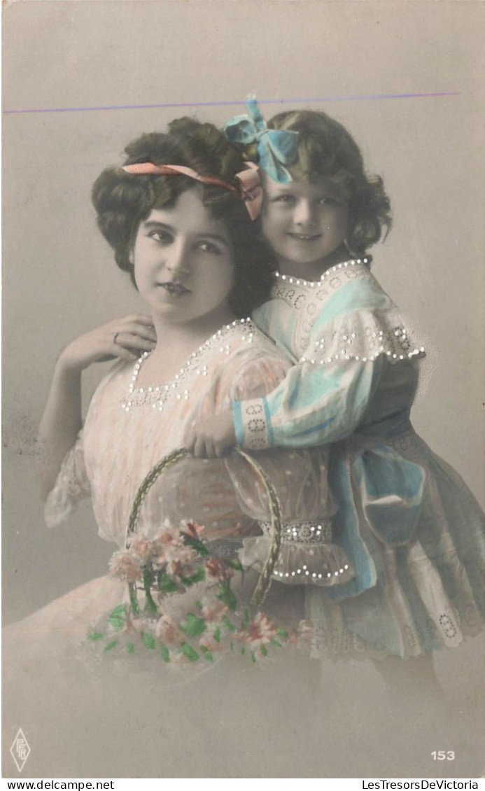 ENFANTS - Une Petite Fille Avec Sa Mère  - Colorisé - Carte Postale Ancienne - Groupes D'enfants & Familles