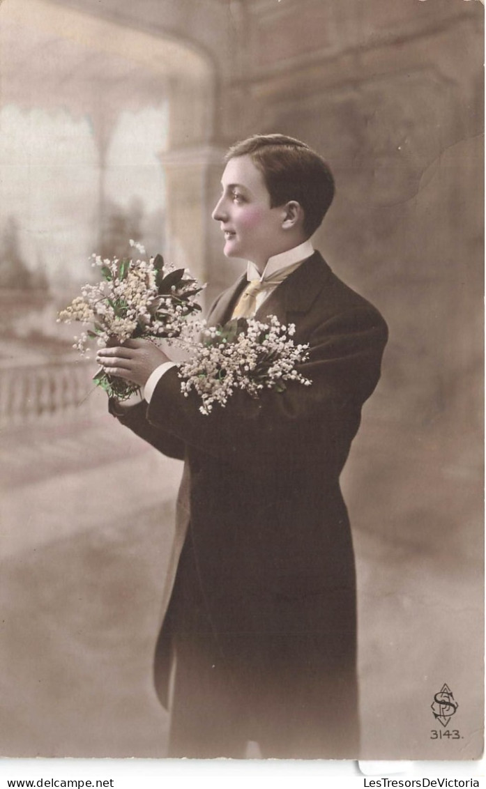 FANTAISIES - Hommes - Hommes Tenant Un Bouquet De Fleur Dans Sa Main - Carte Postale Ancienne - Mannen