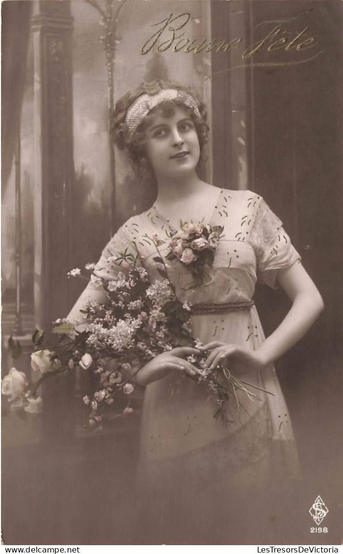 FANTAISIES - Une Fille Tenant Un Bouquet De Fleurs - Colorisé - Carte Postale Ancienne - Femmes