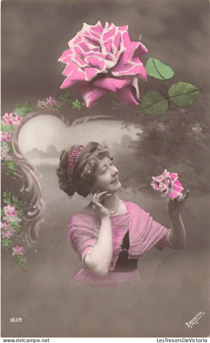 FANTAISIES - Une Femme Souriante Tenant Une Fleur - Colorisé - Carte Postale Ancienne - Frauen