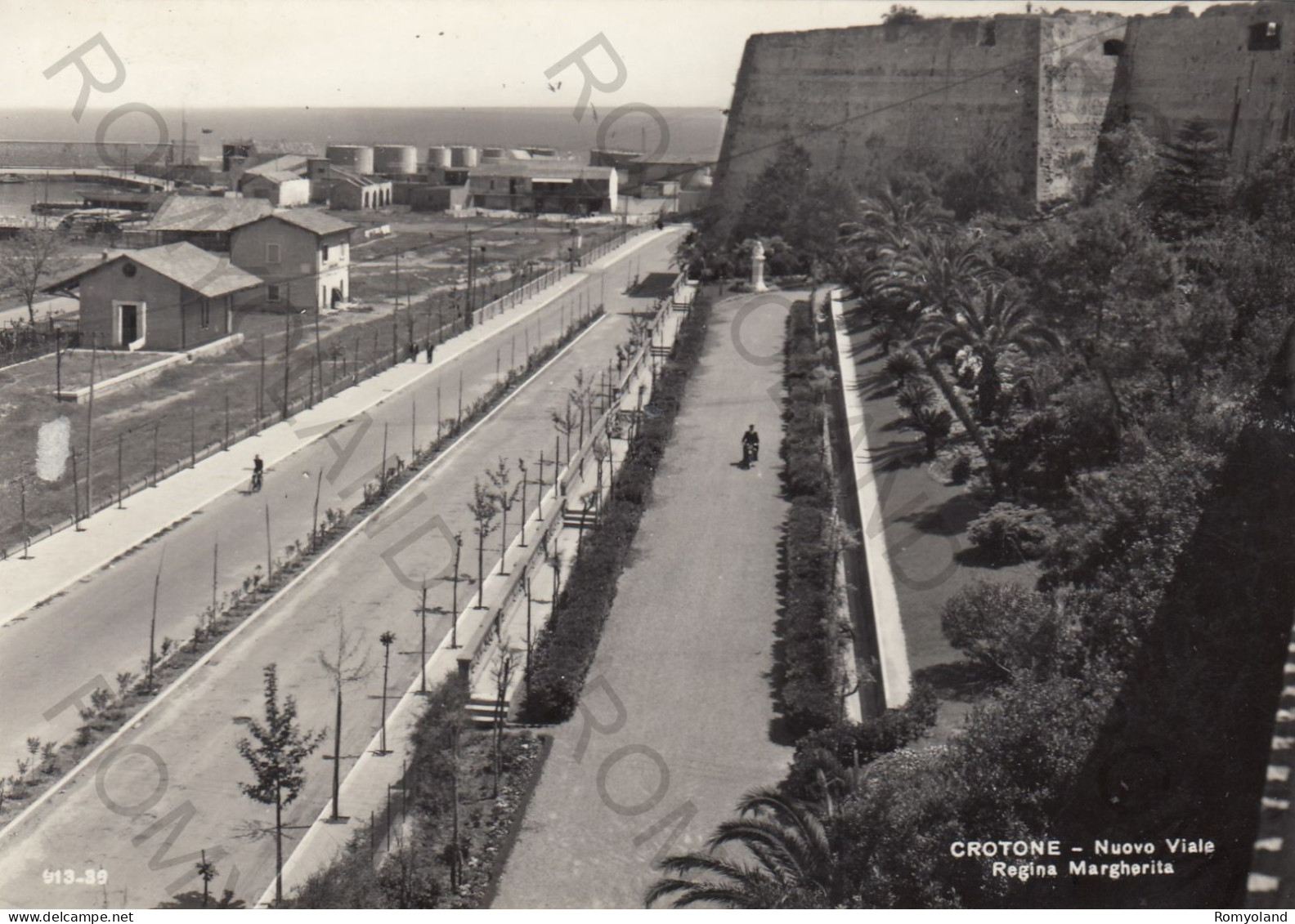 CARTOLINA  B5 CROTONE,CALABRIA-NUOVO VIALE REGINA MARGHERITA-MEMORIA,CULTURA,RELIGIONE,BELLA ITALIA,VIAGGIATA 1960 - Crotone