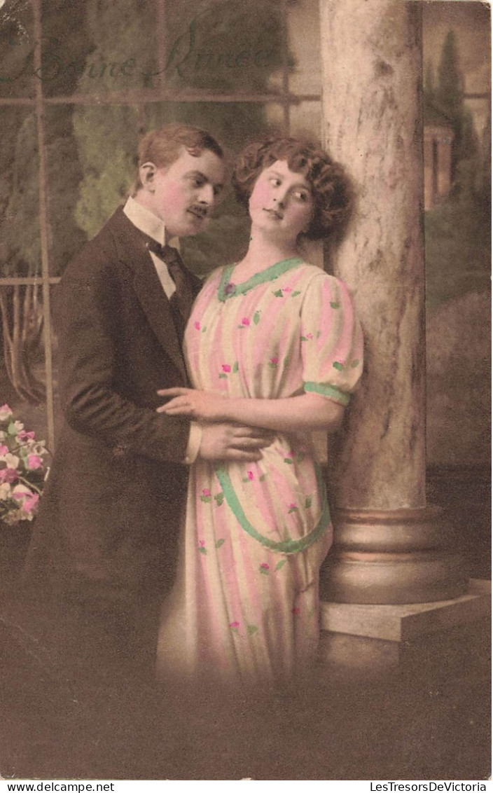 COUPLES - Un Homme Au Regard Insistant Envers Sa Compagne - Colorisé - Carte Postale Ancienne - Coppie