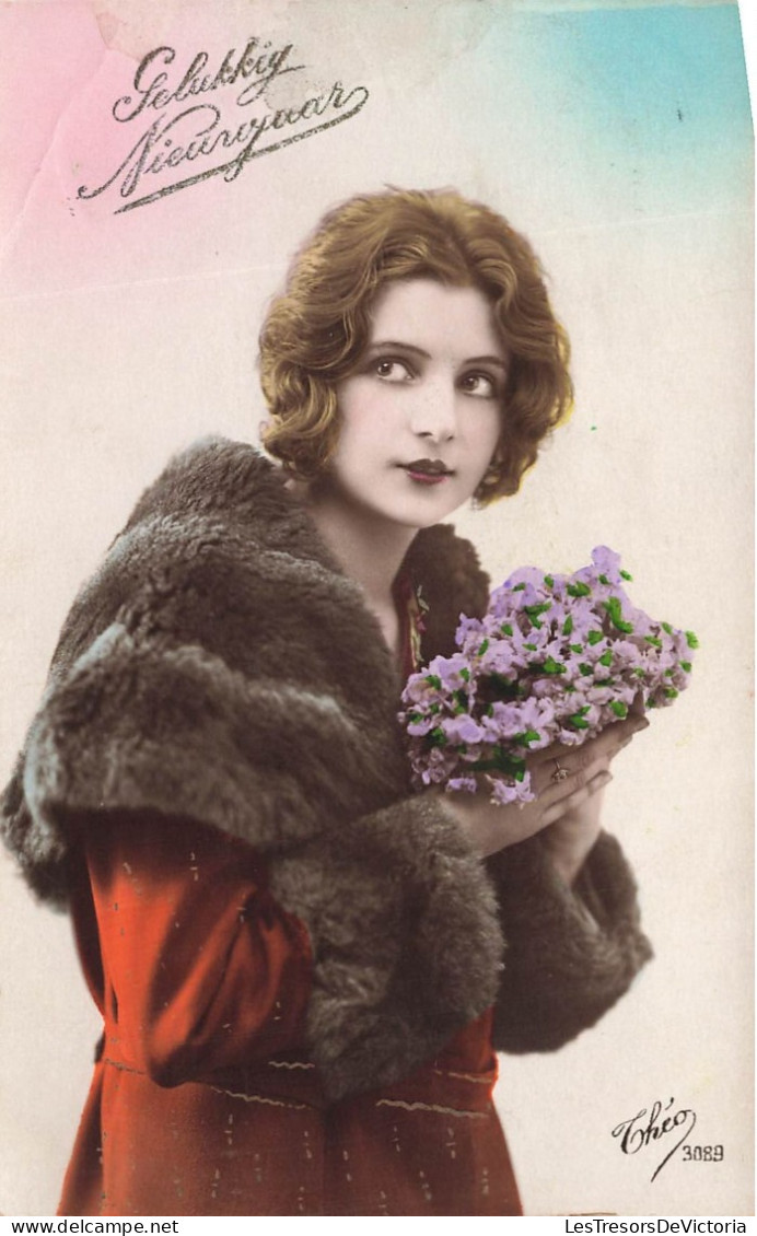 FETES ET VOEUX - Nouvel An - Une Femme Avec Un Manteau Tenant Un Bouquet De Fleurs - Colorisé - Carte Postale Ancienne - Neujahr