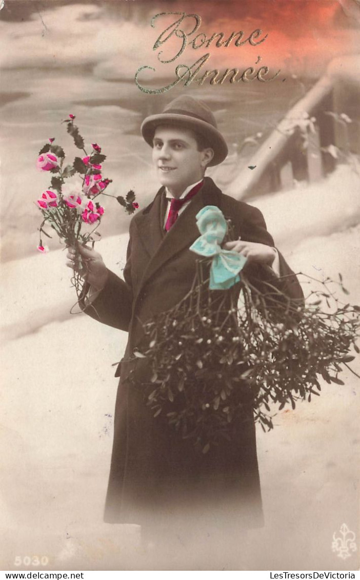 FETES ET VOEUX - Nouvel An - Un Homme Tenant Des Bouquets De Fleurs Et De Guis - Colorisé - Carte Postale Ancienne - Nouvel An