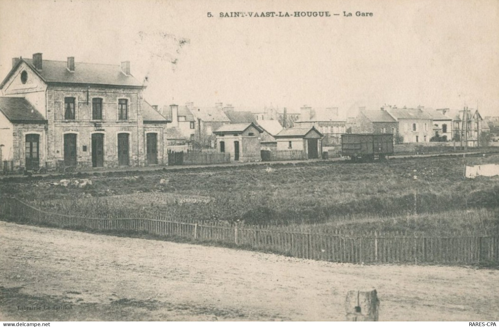 50 SAINT VAAST LA HOUGUE - La Gare - ( Cliché à L'envers )   - TB - Saint Vaast La Hougue