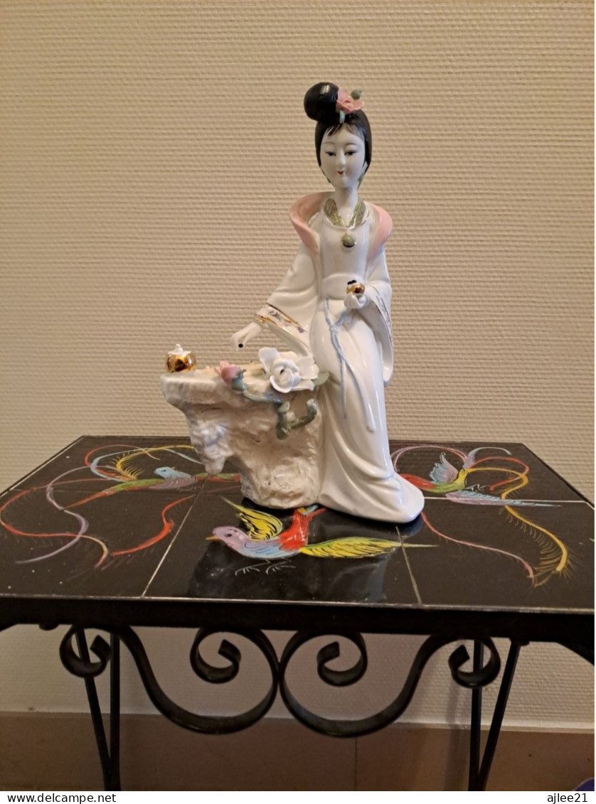 Statue Geisha Biscuit Et Porcelaine Jeu De Go. - Aziatische Kunst