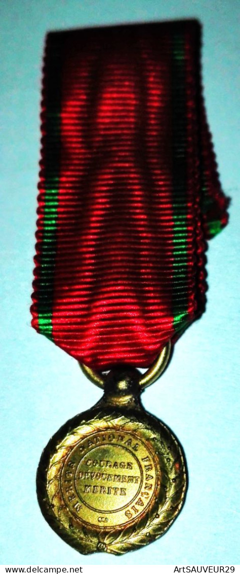 Médaille Mérite National Français 1cm De Diamètre 1963 - Frankrijk