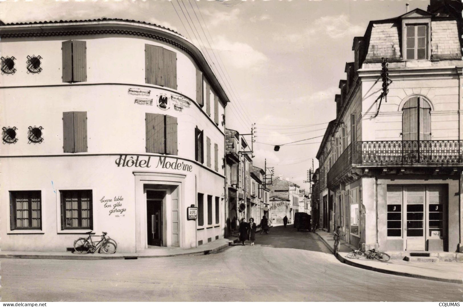 17 - MATHA _S26129_ Rue D'Angoulême - Hôtel Moderne - CPSM 14x9 Cm - Matha