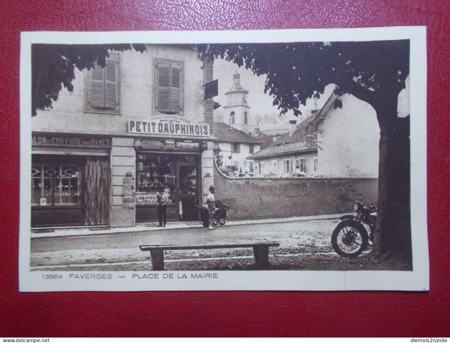 Carte Postale - FAVERGES (74) - Place De La Mairie - Petit Dauphinois (5085) - Faverges