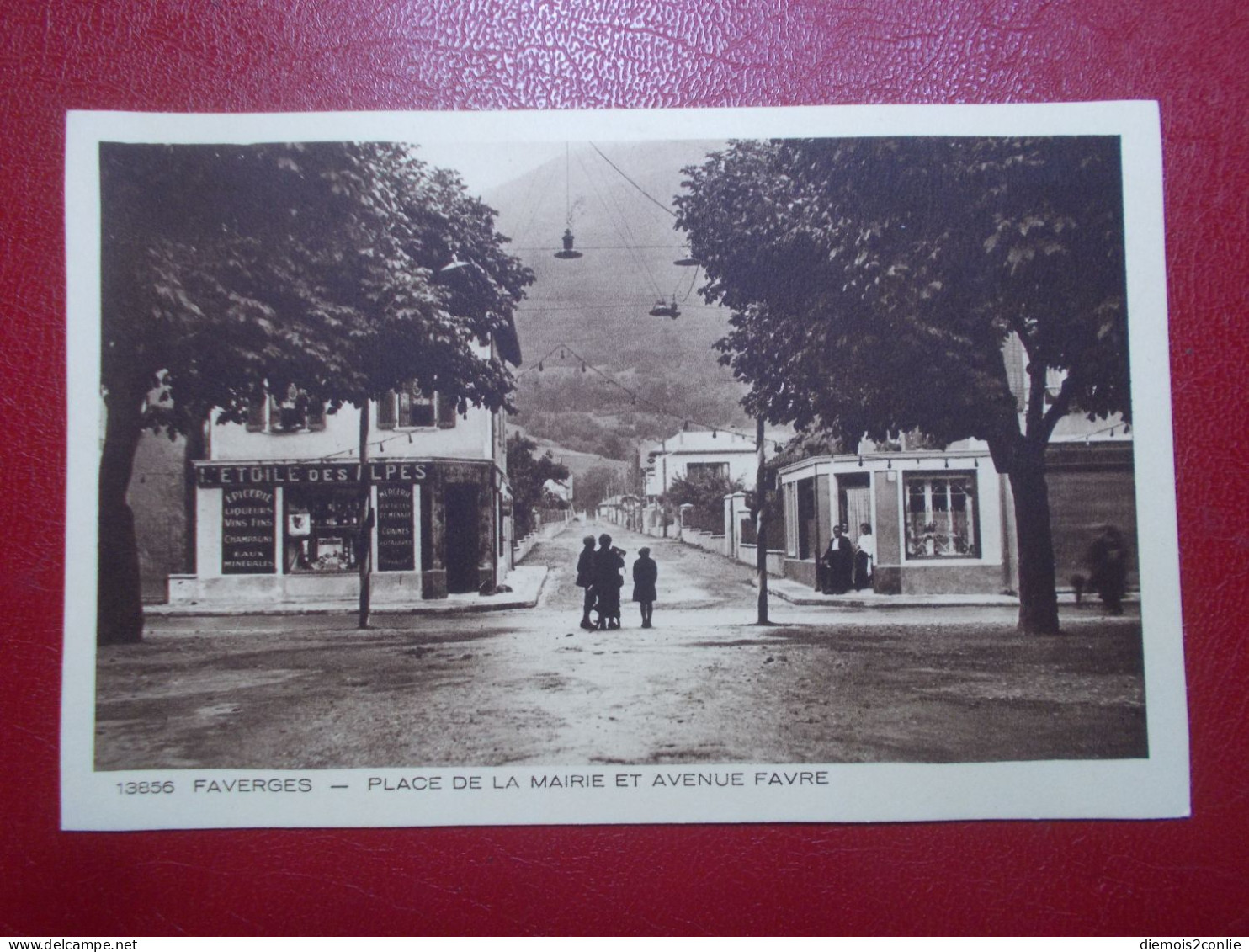 Carte Postale - FAVERGES (74) - Place De La Mairie Et Avenue Favre (5087) - Faverges