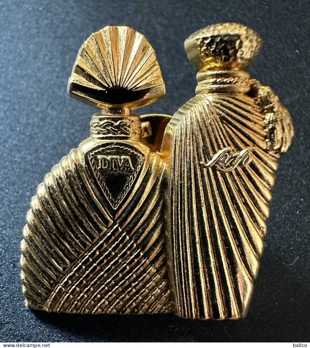 Pin's  - Parfum Ungaro - Diva Et Senso  - ( Pin's Original , Voir Au Dos ) - Perfume