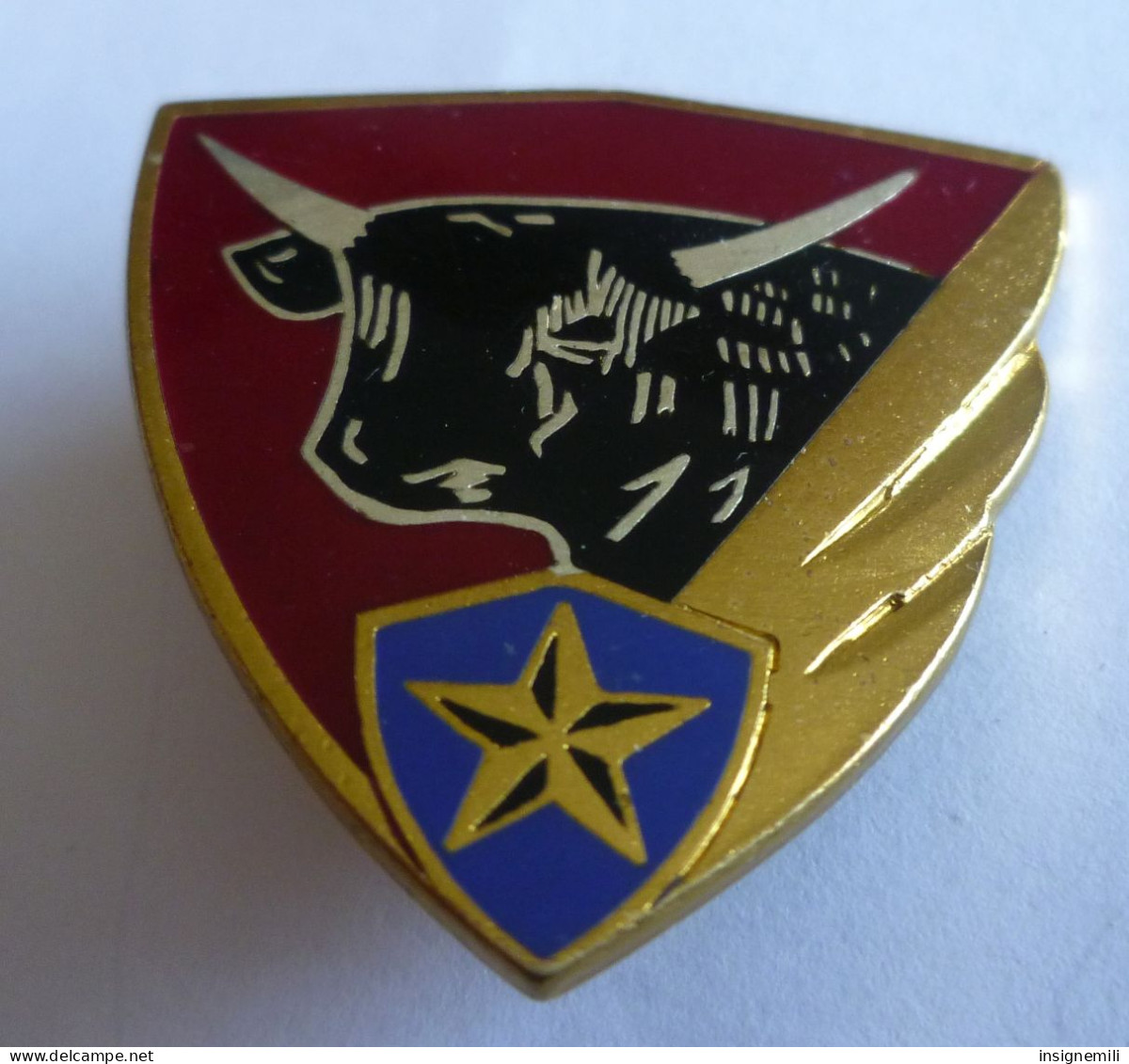 INSIGNE BA 125 ISTRES , Dos Guilloché , Tête De Taureau - DRAGO PARIS A 887 - Armée De L'air