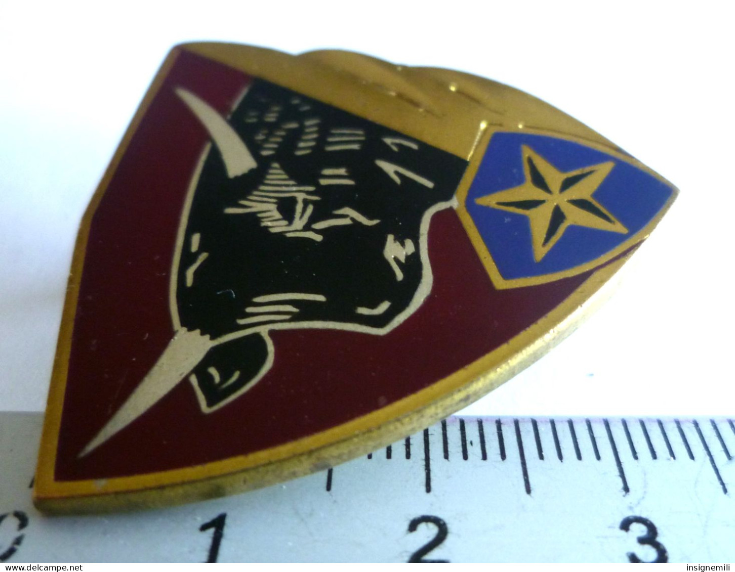 INSIGNE BA 125 ISTRES , Dos Guilloché , Tête De Taureau - DRAGO PARIS A 887 - Armée De L'air