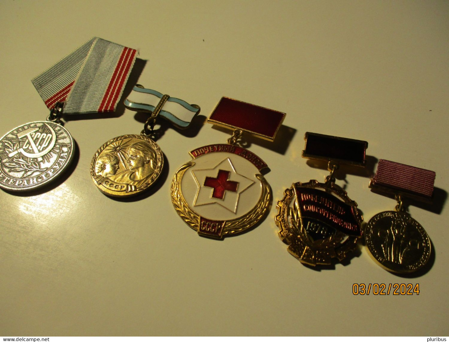 RUSSIA USSR LOT OF MEDALS AWARDS BADGES TO WOMAN , RED CROSS BLOOD DONOR , 19-13 - Rusland
