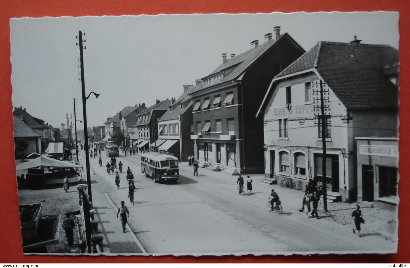 25 - SOCHAUX - Rue Du Général Leclerc (Café, Autobus Dans La Rue...) - Sochaux