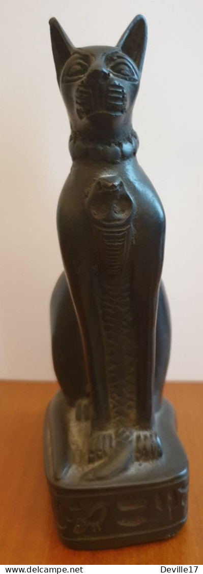 REPRODUCTION SCULPTURE DE LA DEESSE EGYPTIENNE "BASTET" EN CHAT AVEC UN COBRA ET SYMBOLES SACRES - Piedras Y Mármoles