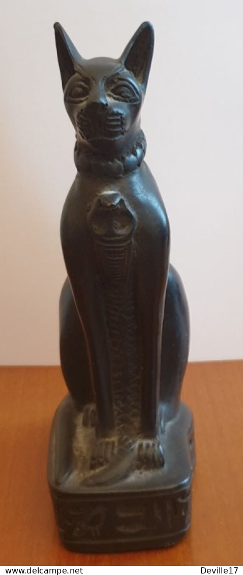 REPRODUCTION SCULPTURE DE LA DEESSE EGYPTIENNE "BASTET" EN CHAT AVEC UN COBRA ET SYMBOLES SACRES - Pierres & Marbres