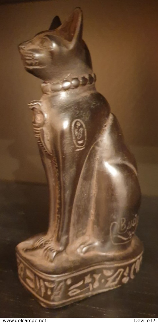 REPRODUCTION SCULPTURE DE LA DEESSE EGYPTIENNE "BASTET" EN CHAT AVEC UN COBRA ET SYMBOLES SACRES