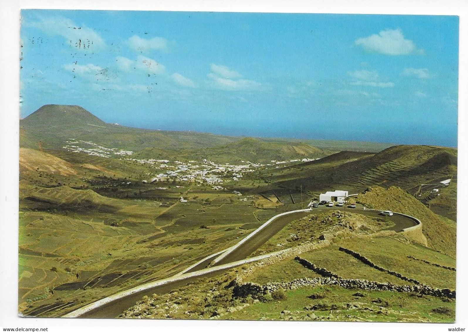 LANZAROTE  --  MIRADOR - VALLE DE HARIA AL FONDO - Lanzarote