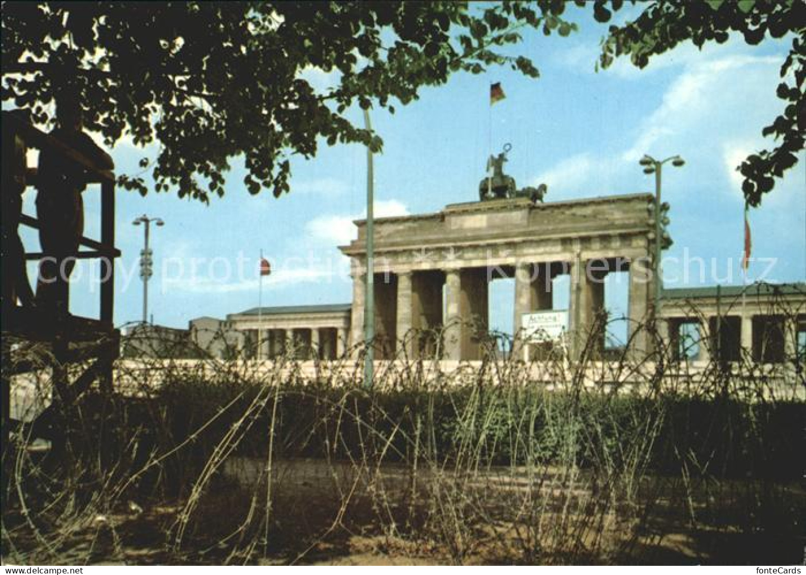 72172718 Brandenburgertor Berlin Mauer Stacheldraht  Brandenburgertor - Brandenburger Door