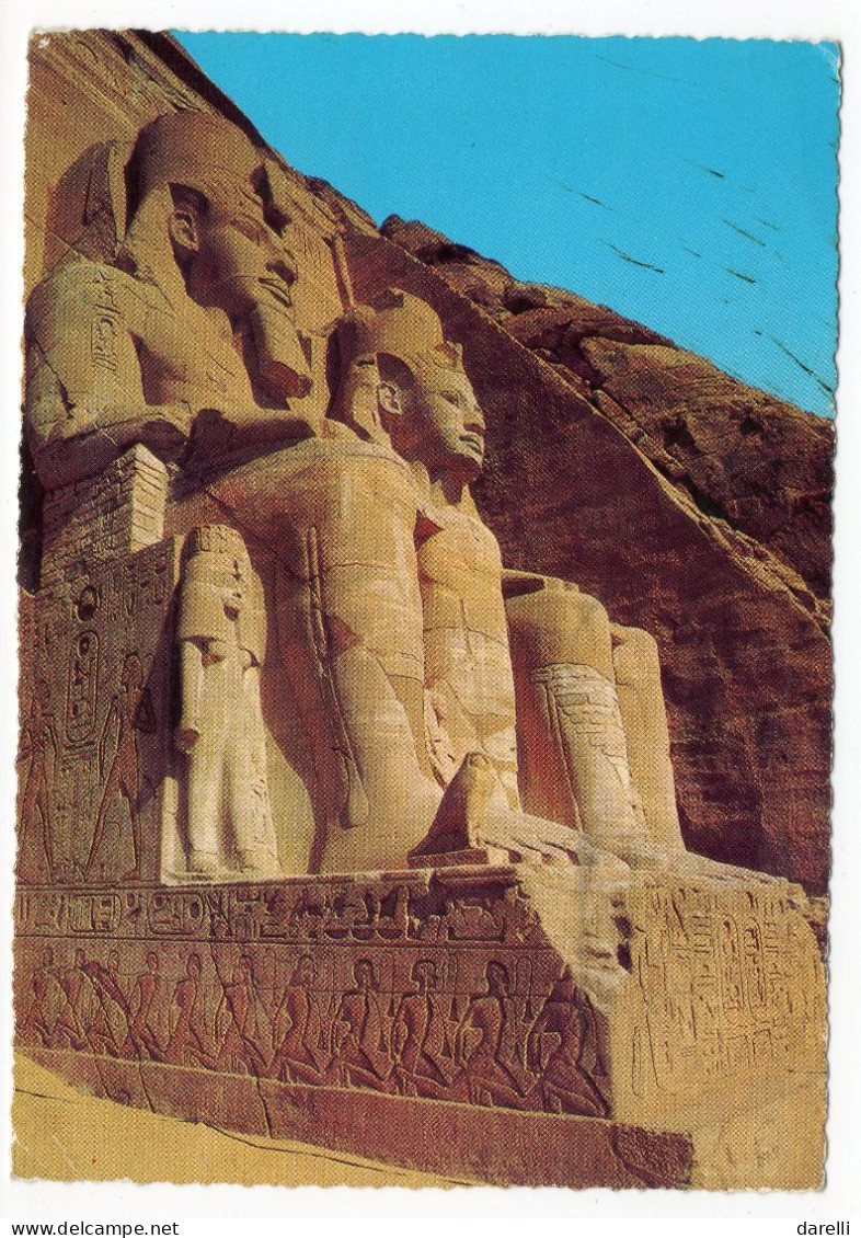 CP Egypte - Abu Simbel Les Statues De Ramsès Devant Le Grand Temple - A Circulé - Tempel Von Abu Simbel