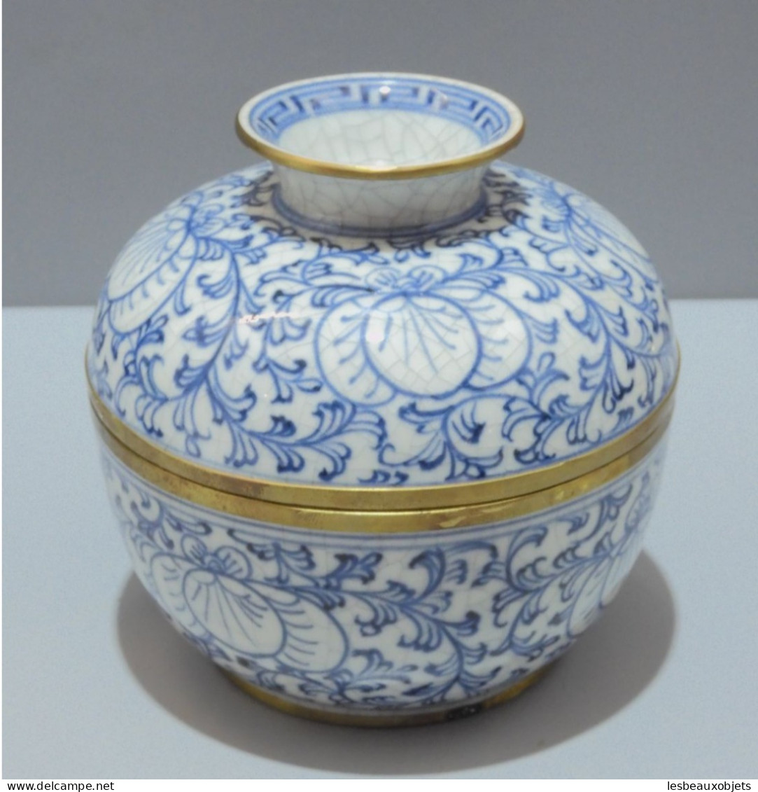 -ANCIEN POT COUVERT CERAMIQUE ASIATIQUE Craquelée BLANC/BLEU Bords Laiton    E - Autres & Non Classés