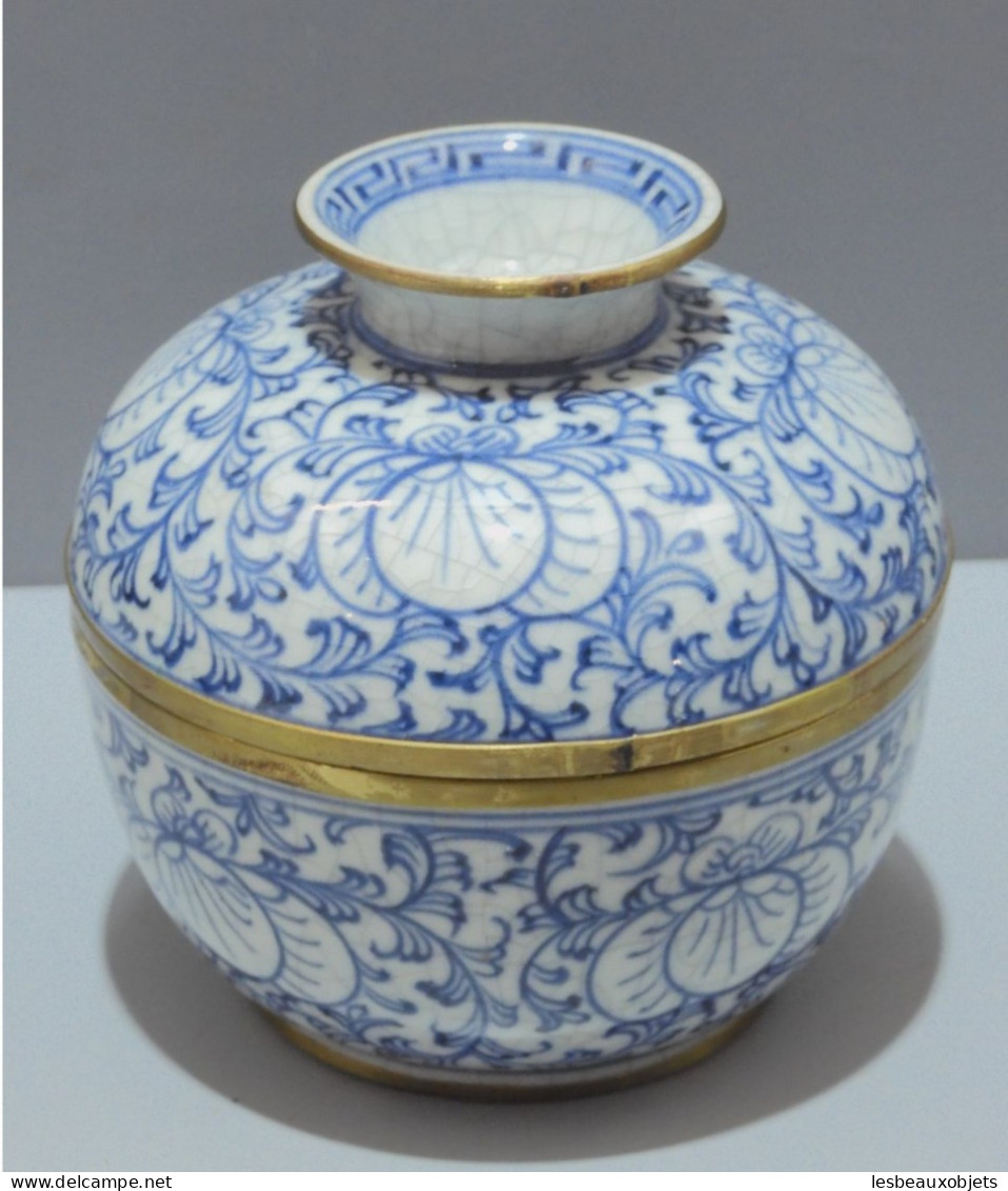 -ANCIEN POT COUVERT CERAMIQUE ASIATIQUE Craquelée BLANC/BLEU Bords Laiton    E - Autres & Non Classés