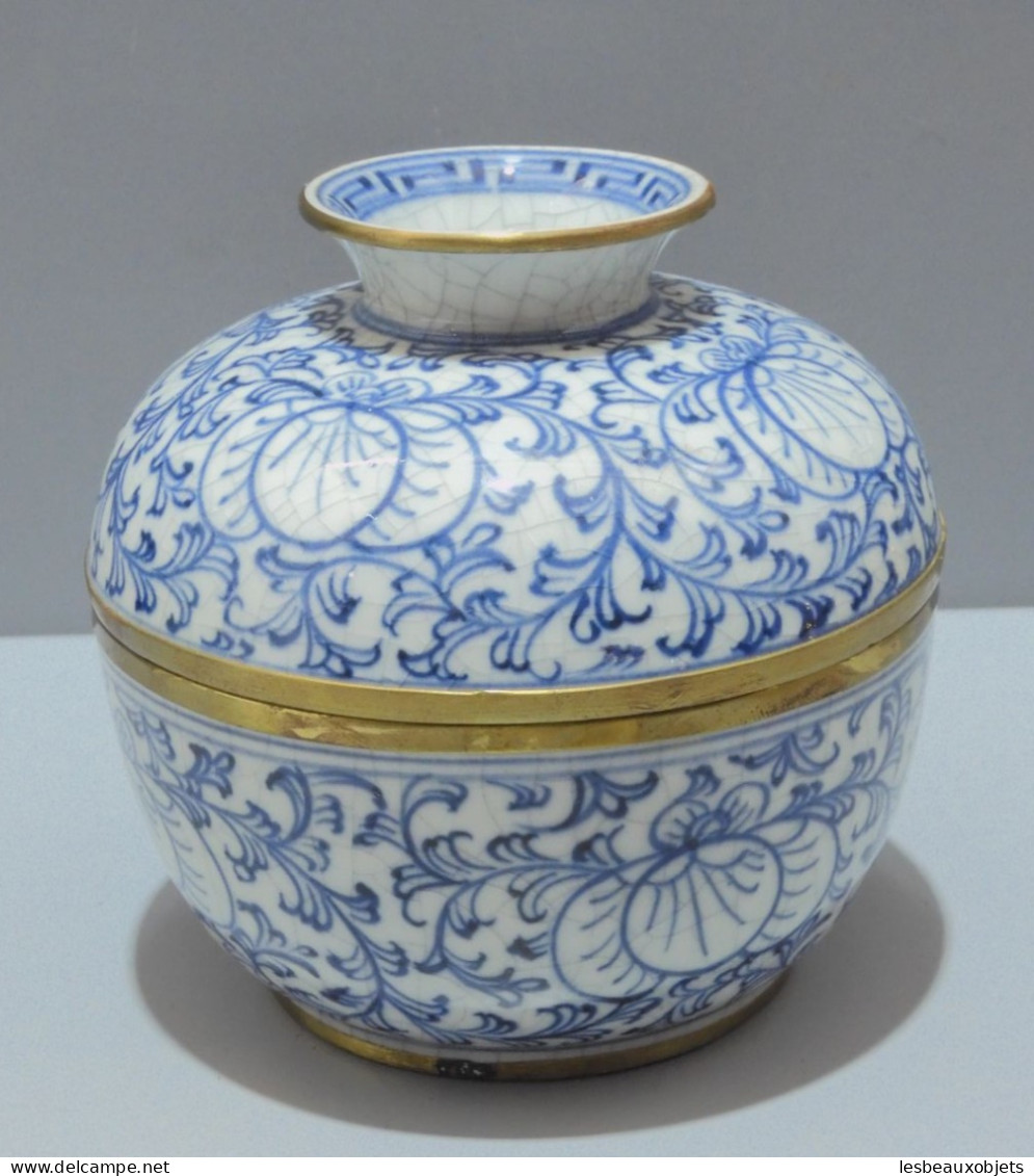 -ANCIEN POT COUVERT CERAMIQUE ASIATIQUE Craquelée BLANC/BLEU bords laiton    E