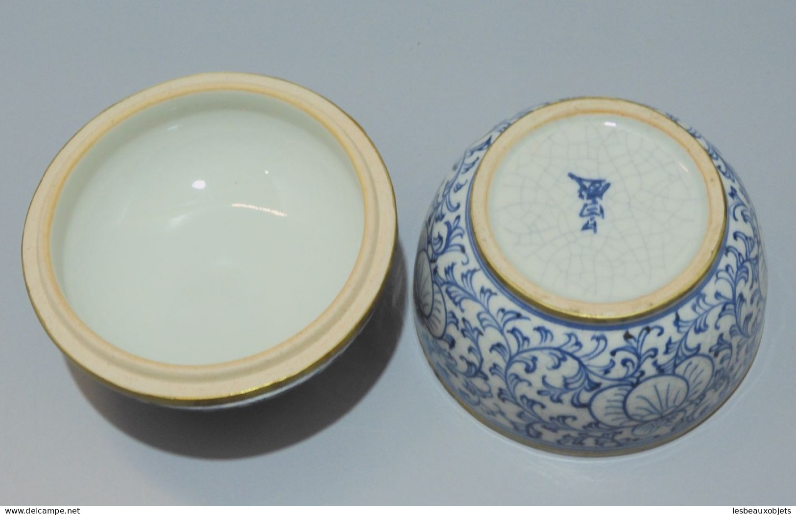 -ANCIEN POT COUVERT CERAMIQUE ASIATIQUE Craquelée BLANC/BLEU bords laiton    E