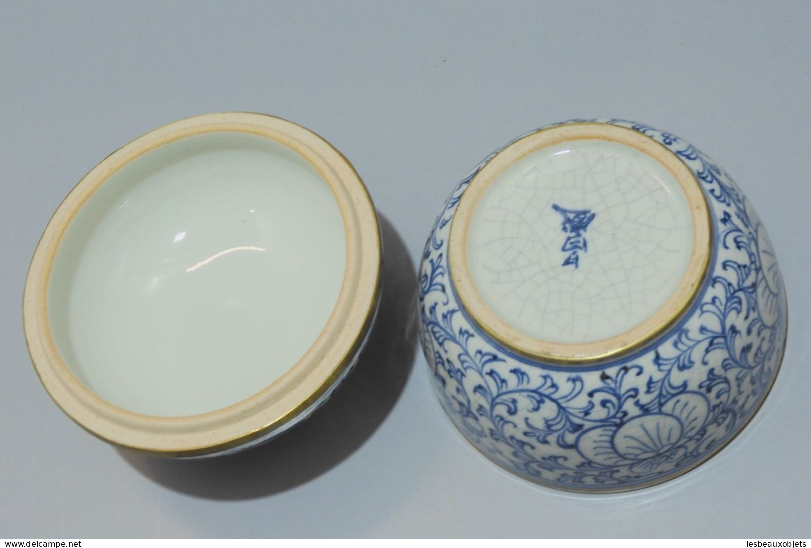 -ANCIEN POT COUVERT CERAMIQUE ASIATIQUE Craquelée BLANC/BLEU bords laiton    E