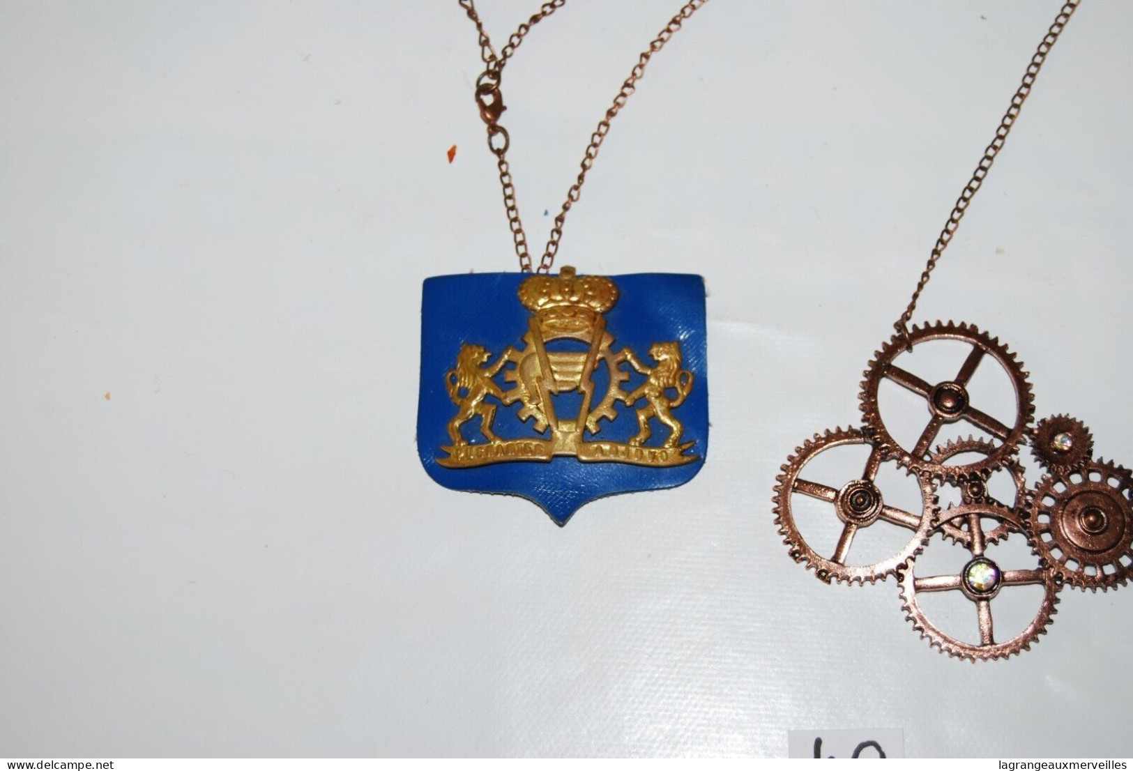 C40 Bijou Fantaisie - Collier - Pendentif Gothique - Blason - Couronne - Anhänger