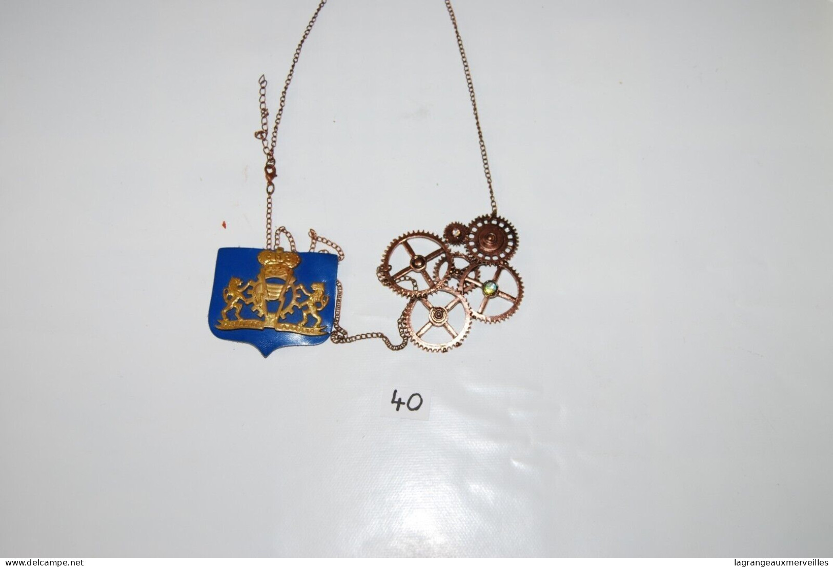 C40 Bijou Fantaisie - Collier - Pendentif Gothique - Blason - Couronne - Pendants