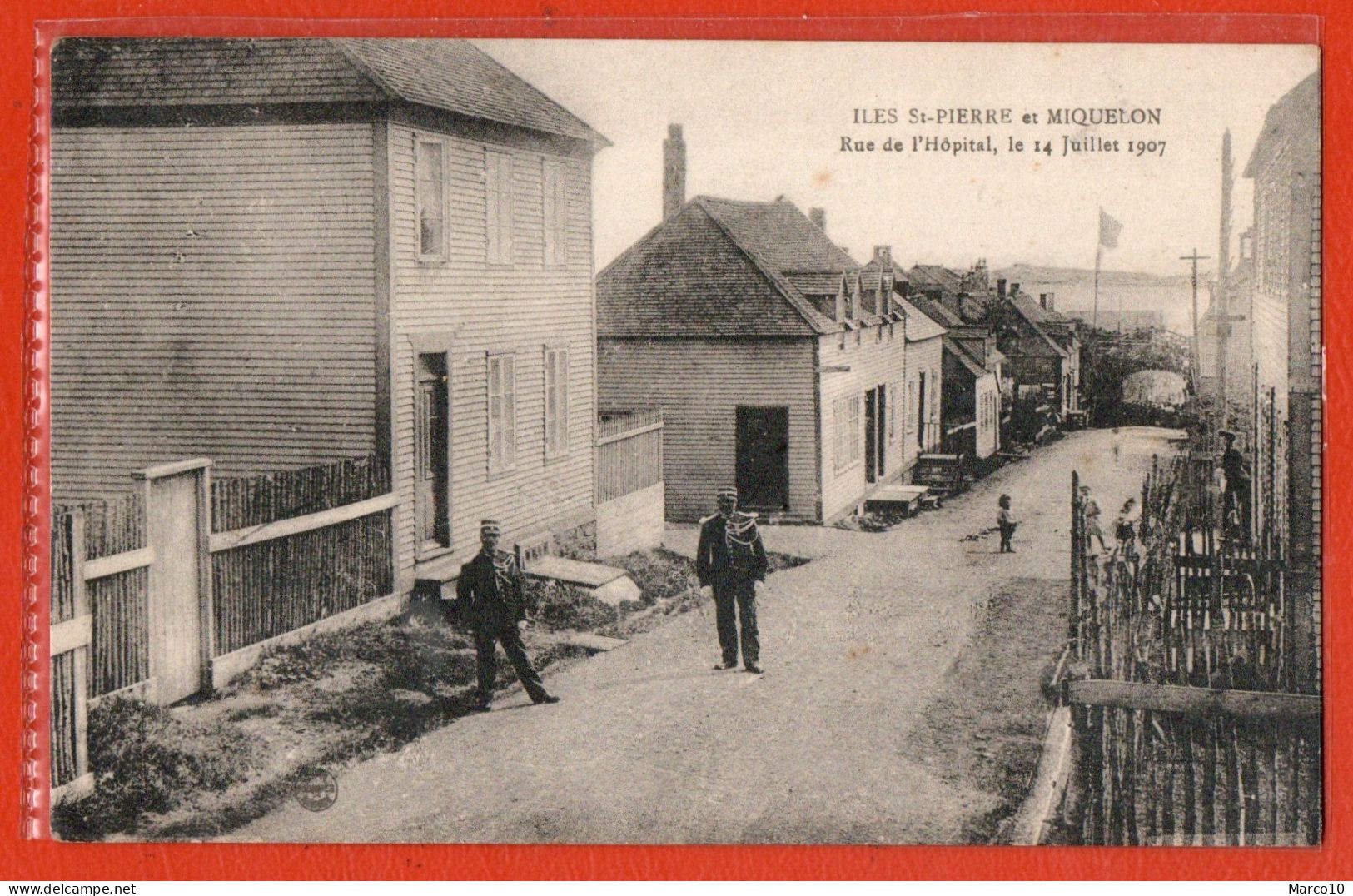 SAINT PIERRE ET MIQUELON RUE DE L' HOPITAL EN JUILLET 1907 GENDARMES - Saint-Pierre-et-Miquelon
