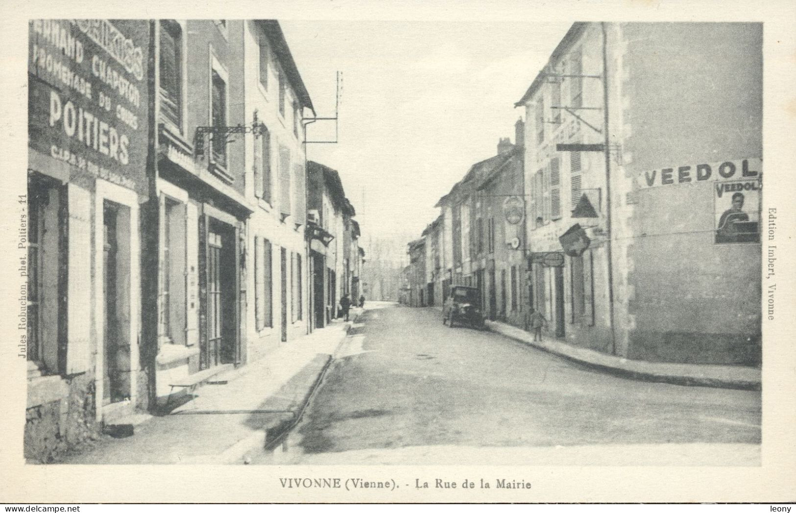 CPSM 9X14  De  VIVONNE  (86) - La RUE De La MAIRIE -   VOITURE  - PUBLICITE VEEDOL- édit JULES ROBUCHON - Vivonne