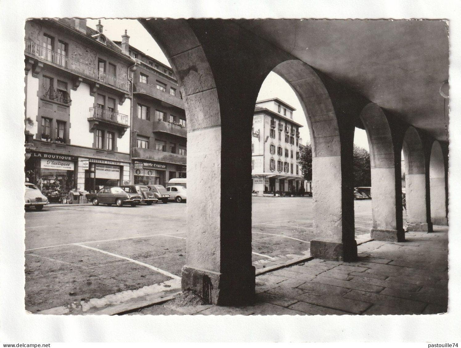 CPM. 15 X 10,5  -  LA ROCHE SUR FORON  -  Les  Arcades - La Roche-sur-Foron