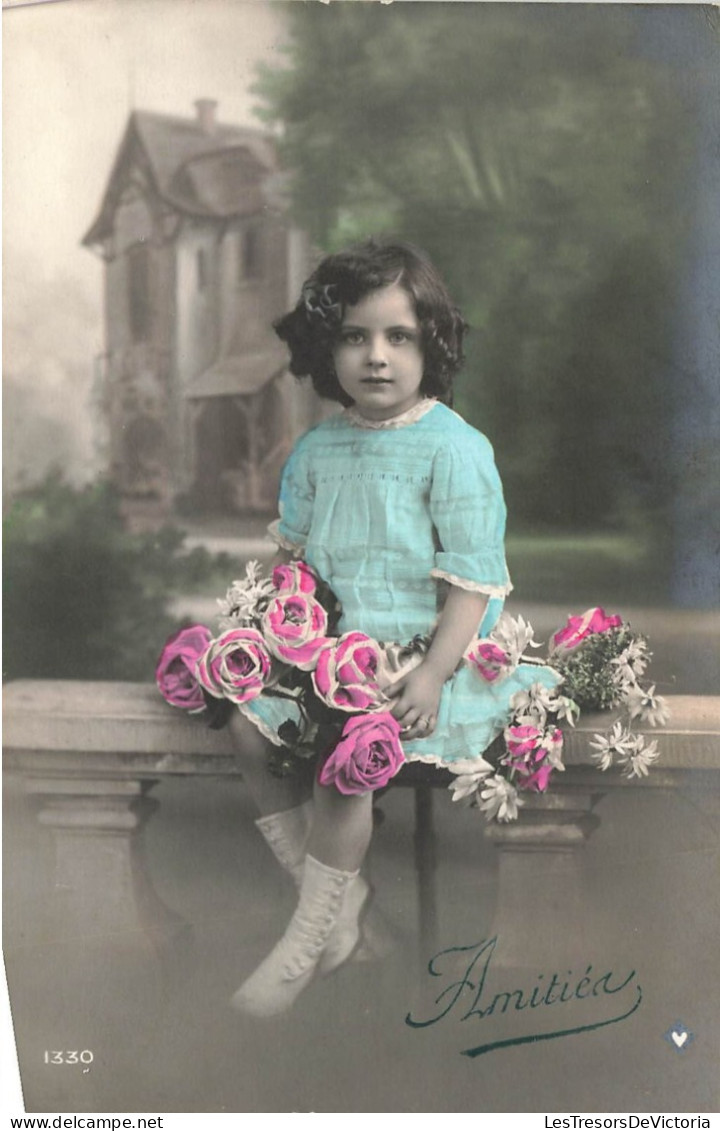 FANTAISIES - Amitié - Une Jeune Fille Seule Tenant Des Fleurs Dans Ses Mains - Carte Postale Ancienne - Autres & Non Classés