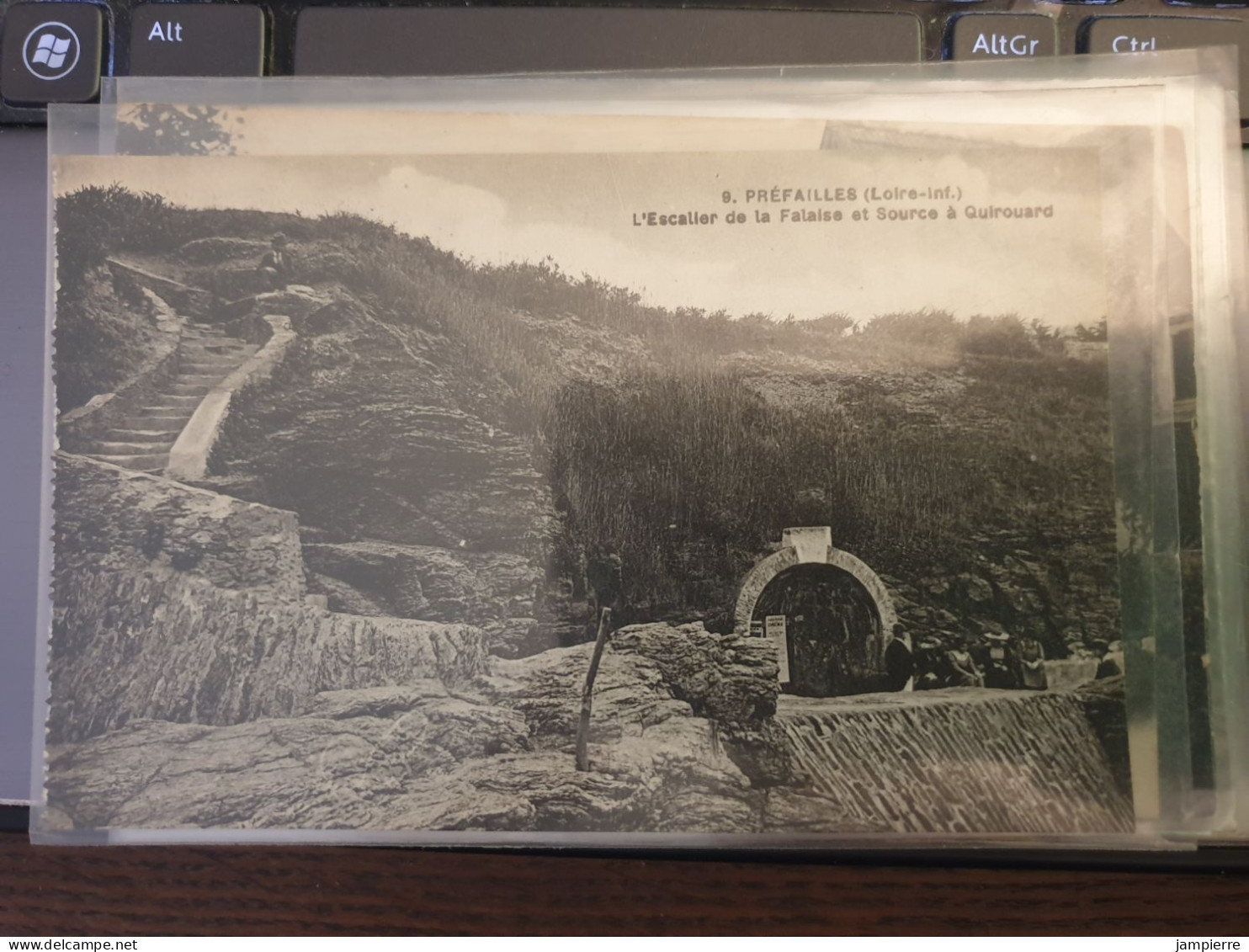 9. Préfailles (Loire-Inf.) - L'Escalier De La Falaise Et Source à Quirouard - Préfailles