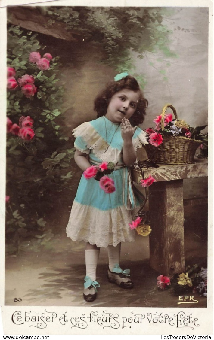 FANTAISIES - Ce Baiser Et Ces Fleurs Pour Votre Fête - Une Jeune Fille Tenant Des Fleurs - Carte Postale Ancienne - Autres & Non Classés