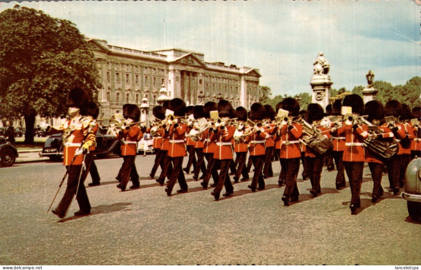 GUARDS BAND NEAR BUCKINGHAM PALACE - LONDON - Buckingham Palace