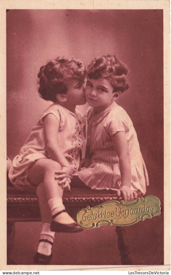 FETES - VOEUX - Anniversaire - Gelukkice Verjaarag - Deux Enfants Faisnt La Bise - Carte Postale Ancienne - Geburtstag