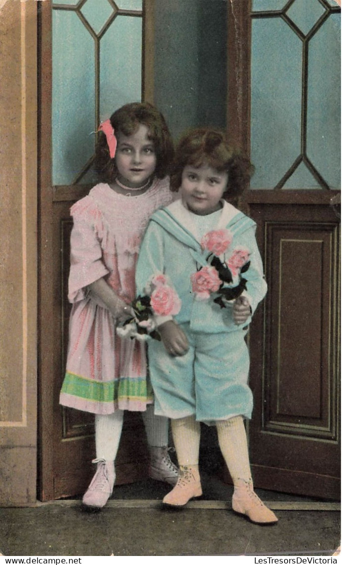 FANTAISIES - Deux Enfants Tenant Des Fleurs Dans Leurs Mains - Carte Postale Ancienne - Autres & Non Classés