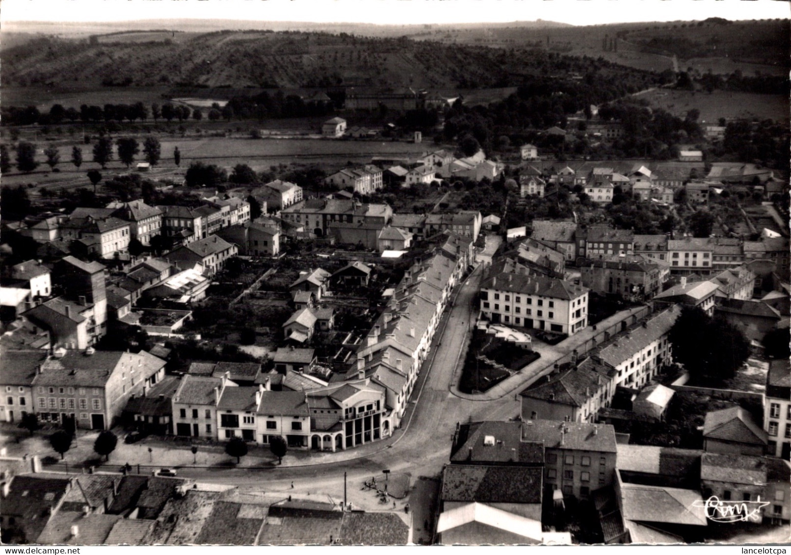 57 - CHATEAU SALINS / VUE GENERALE AERIENNE SUR LA PLACE JEANNE D'ARC - Chateau Salins