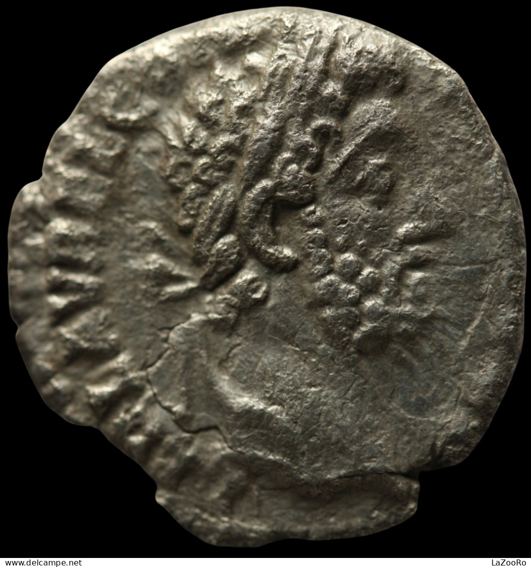 LaZooRo: Roman Empire - AR Denarius Of Commodus (177-192 AD), Emperor Sacrificing, Rare - La Dinastia Antonina (96 / 192)