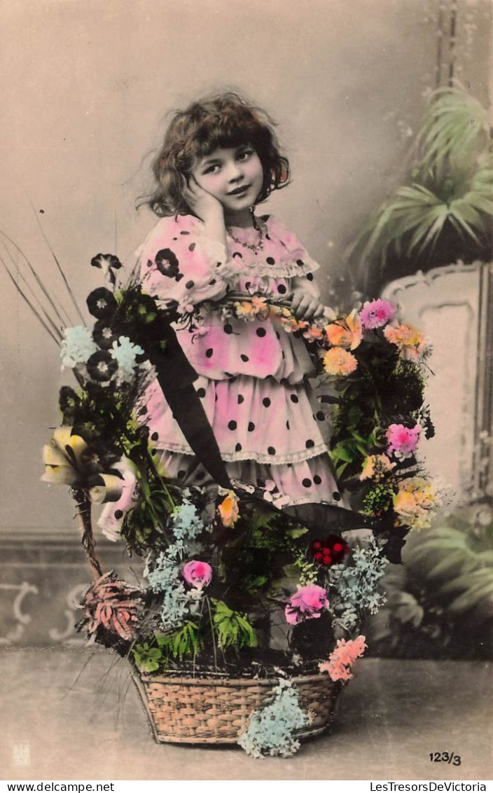 ENFANTS - Une Petite Fille Avec Un Grand Panier De Fleurs - Colorisé - Carte Postale Ancienne - Abbildungen